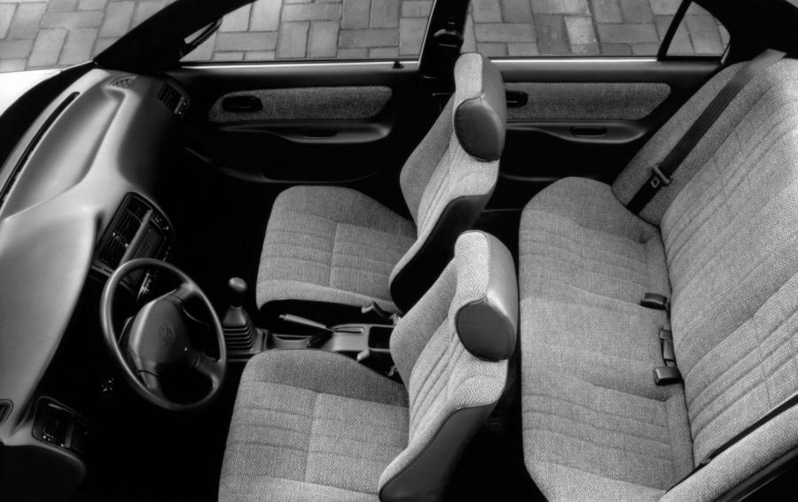 Интерьер Toyota Corolla Sedan 1992 года  (EU) (фото 4 из 6)